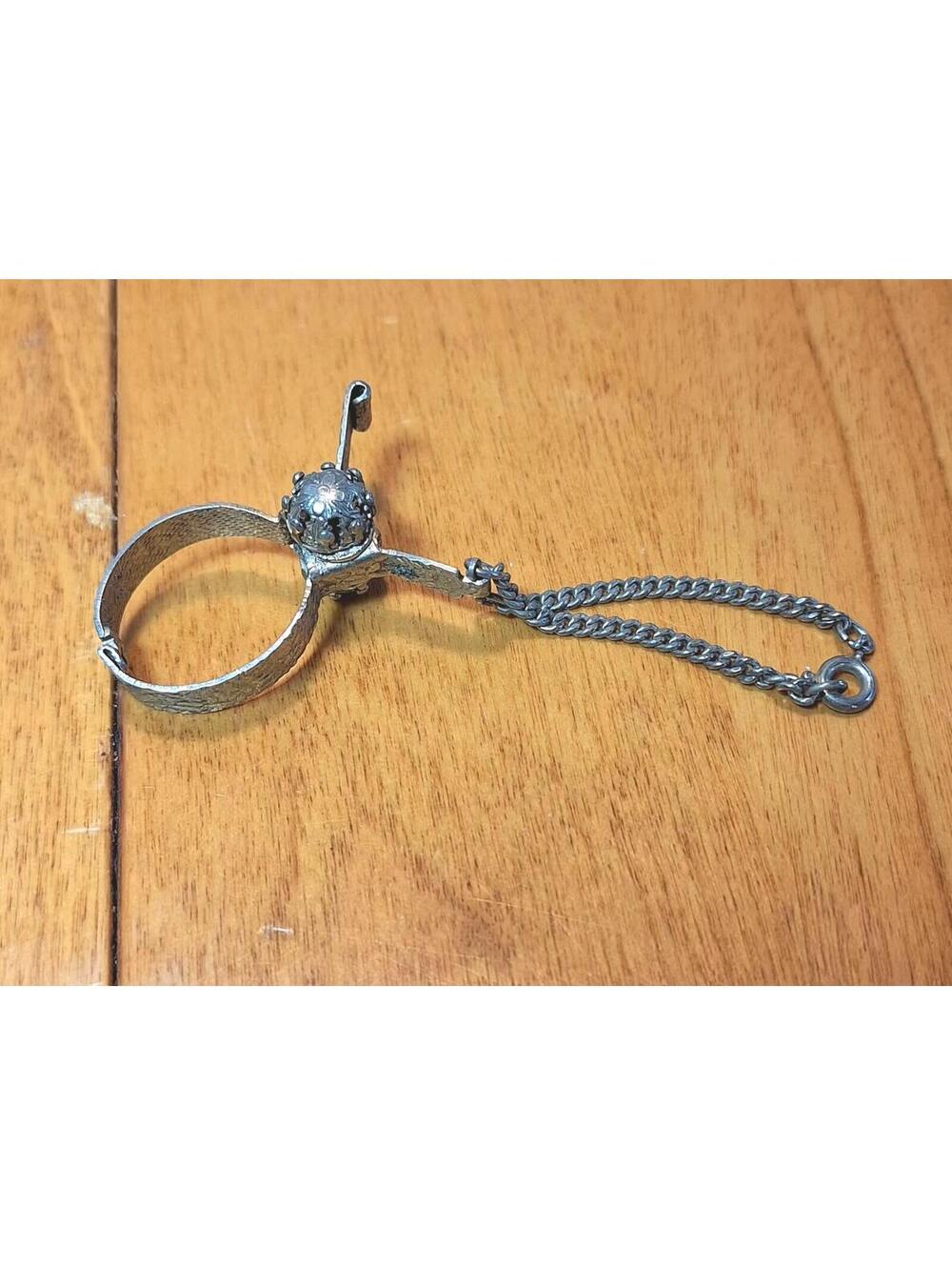 VTG Glove Clip Scarf Holder w/Chain Ladies Coat Accessory   Silverish-Goldtone